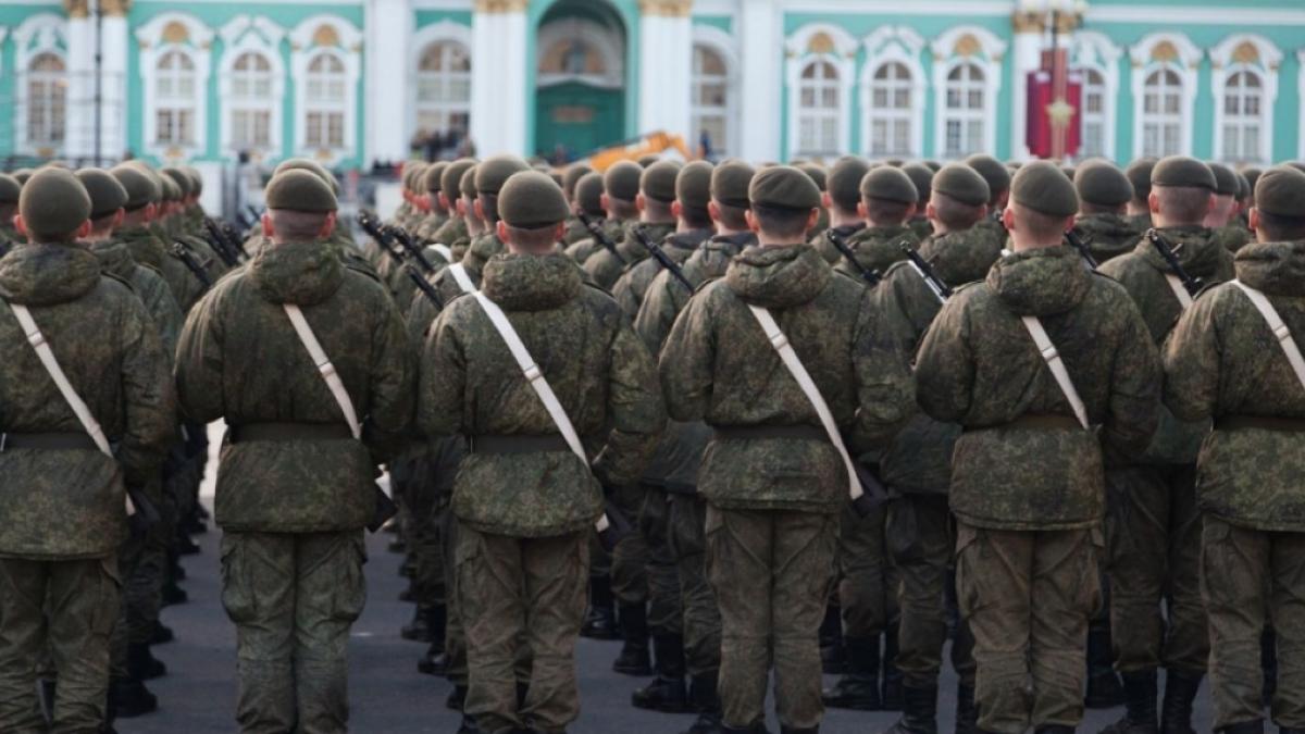 Die Nachrichten des Tages auf news.de:&nbsp;Schock-Aufnahmen aus Russland: Putin-Soldat bei Milit&auml;rparade von gepanzertem 20-Tonnen-Fahrzeug &uuml;berrollt (Foto)