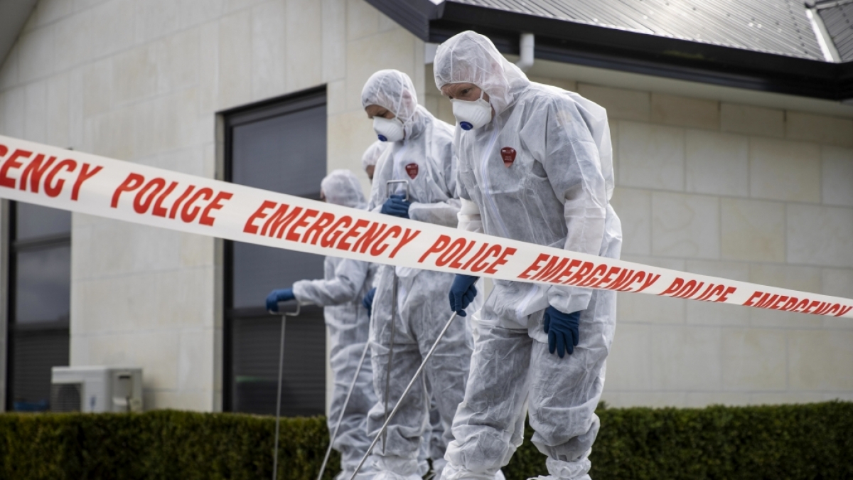 Polizisten durchsuchen die Einfahrt des Hauses, in dem drei Kinder in der neuseel&auml;ndischen Stadt Timaru auf der S&uuml;dinsel tot aufgefunden wurden. (Foto)