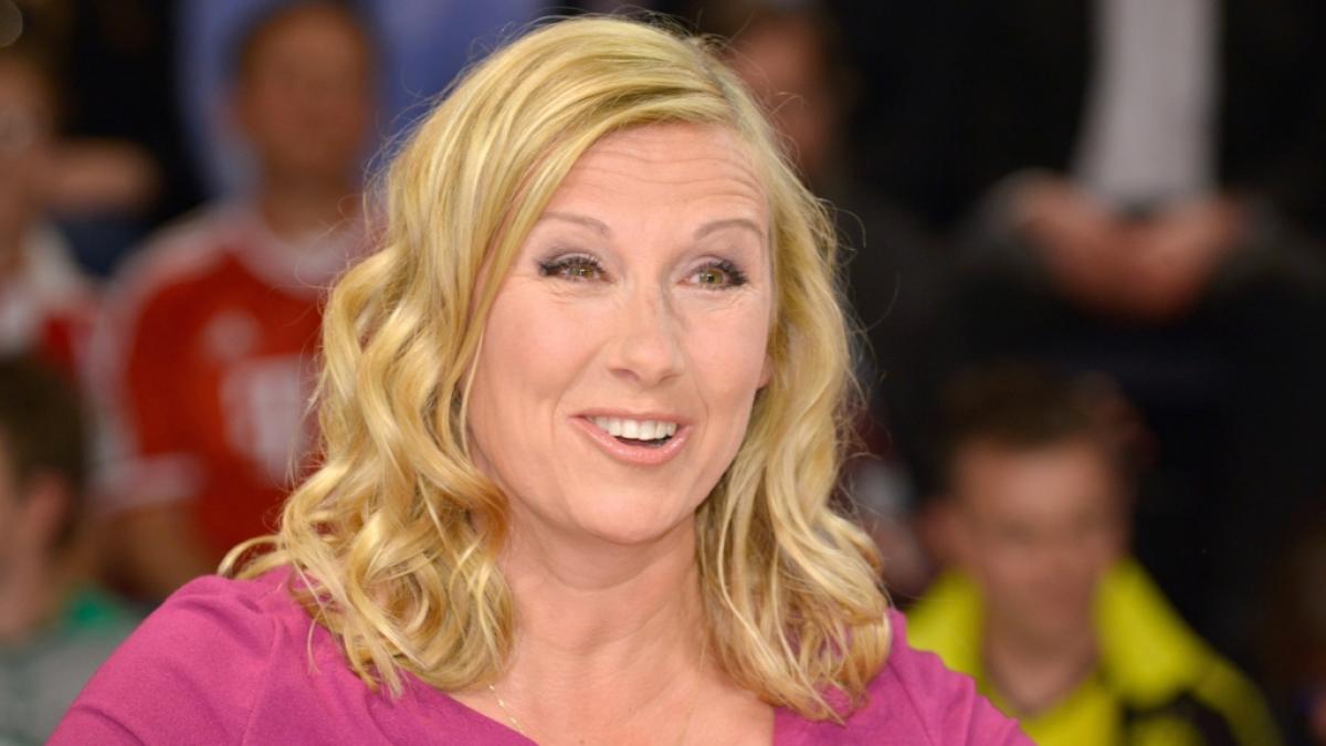 Andrea Kiewel l&auml;sst ihrem Spieltrieb im "ZDF Fernsehgarten" am 27.08.2023 freien Lauf - diese Promi-G&auml;ste sind in der Partyspiele-Sendung mit dabei. (Foto)