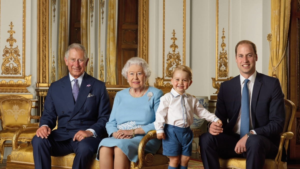 Vier royale Generationen auf einem Foto: Queen Elizabeth II. mit ihrem Sohn Prinz Charles, Enkel Prinz William und Urenkel Prinz George. (Foto)