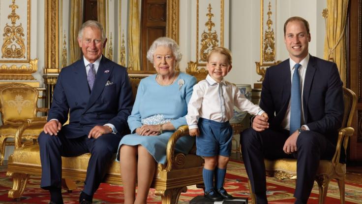 Vier royale Generationen auf einem Foto: Queen Elizabeth II. mit ihrem Sohn Prinz Charles, Enkel Prinz William und Urenkel Prinz George.