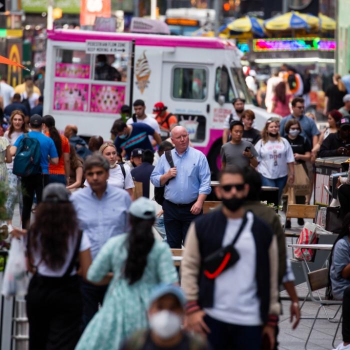 Mitten am Tag auf dem Times Square! Tourist (21) in Rücken geschossen
