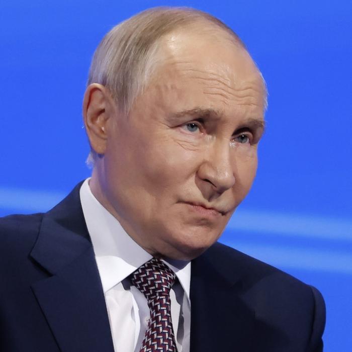 Drohnenteile durchbohren Testikel von russischem Pornostar