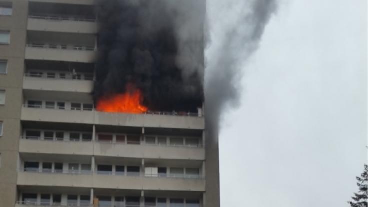 Bei einem Hochhausbrand im bayrischen Puchheim ist ein fünf Jahre altes Mädchen ums Leben gekommen.