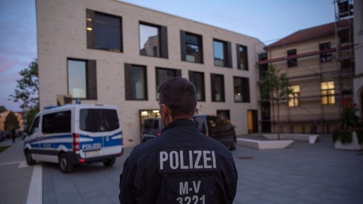 In Wismar musste das SEK ein Baby in der Ausländerbehörde befreien.