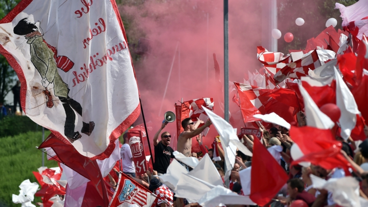 Die Fans vom FSV Zwickau feuern ihr Team mit voller Kraft an. (Symbolbild) (Foto)