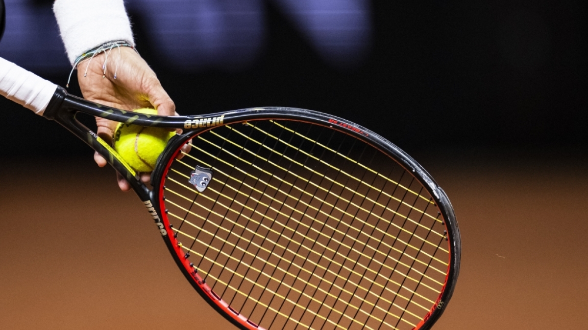 Eine Tennisspielerin macht sich zum Aufschlag bereit. (Symbolbild) (Foto)