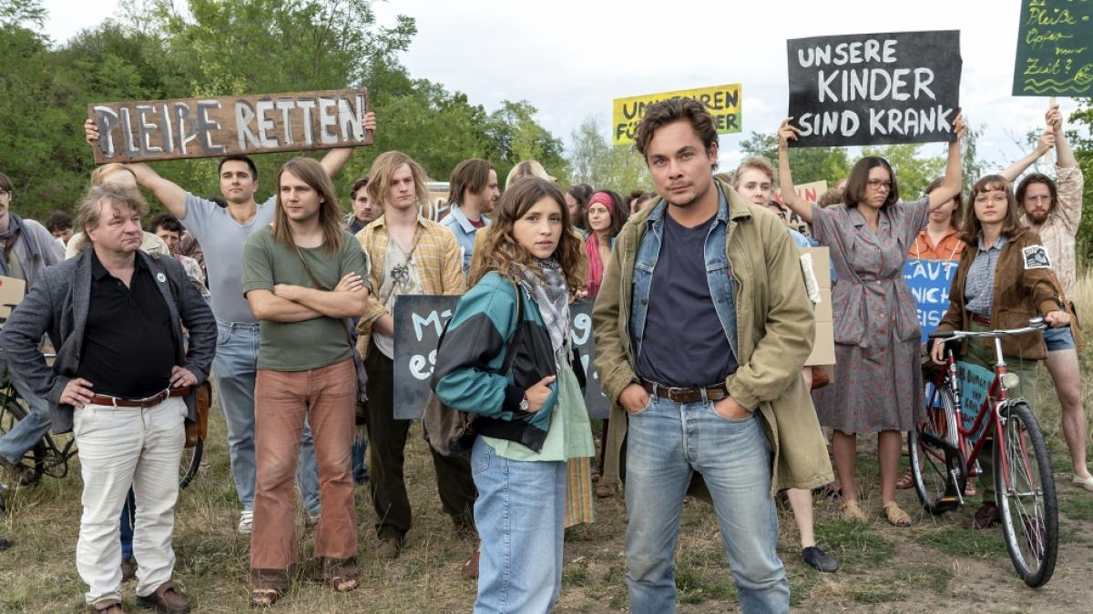 Ferdinand Lehmann (rechts) im Spielfilm "Die unheimliche Leichtigkeit der Revolution". (Foto)