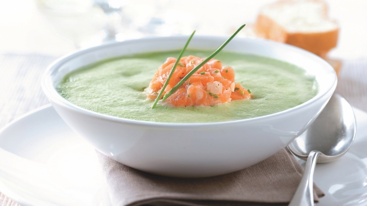 Spargelschaumsuppe mit Fr&uuml;hlingskr&auml;utern und Lachstatar (Foto)