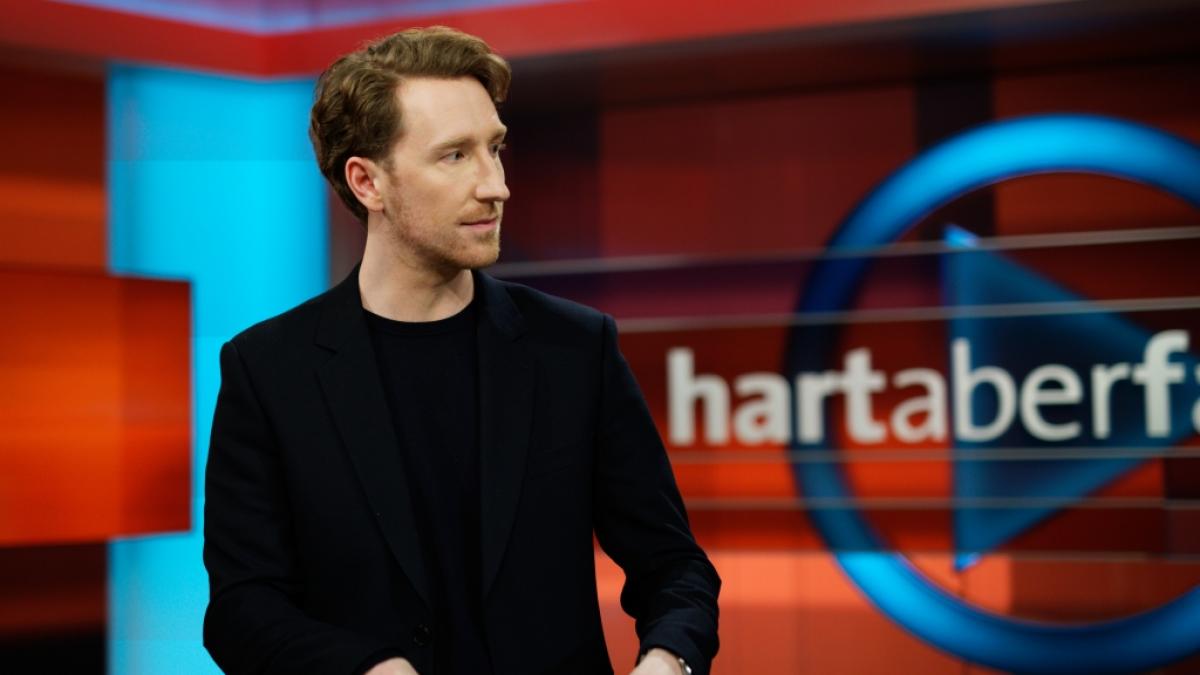Moderator Louis Klamroth bei "hart aber fair". (Foto)
