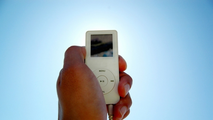 Wer einen iPod beim Fahren eines Kfz benutzt, macht sich nicht strafbar - das hat ein Gericht entschieden.