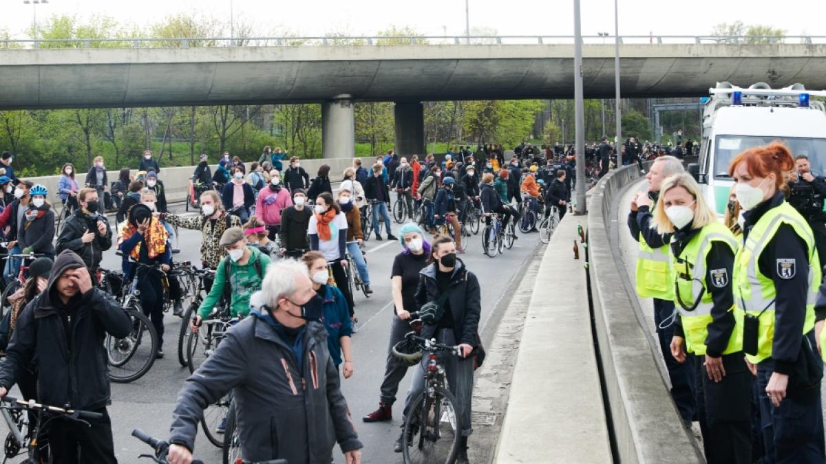 Auf Fahrr&auml;dern nehmen Demonstranten an einer Protestaktion der Initiative MyGruni teil und fahren &uuml;ber die Stadtautobahn A100. Die Fahrraddemo kam kurzzeitig zum stoppen und einige Teilnehmer lieferten sich Wortgefechte mit der Polizei. (Foto)