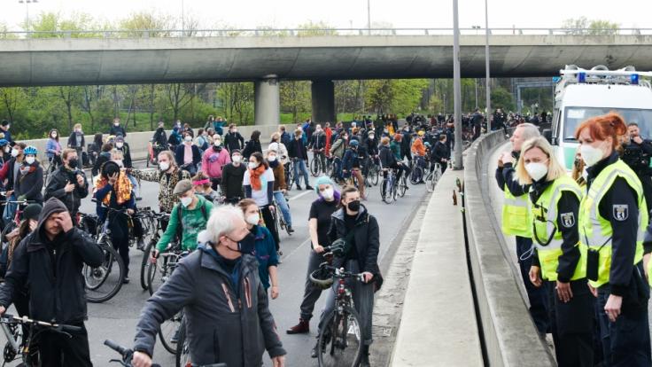 Auf Fahrrädern nehmen Demonstranten an einer Protestaktion der Initiative MyGruni teil und fahren über die Stadtautobahn A100. Die Fahrraddemo kam kurzzeitig zum stoppen und einige Teilnehmer lieferten sich Wortgefechte mit der Polizei.