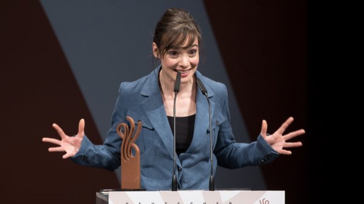 Maja Sch&ouml;ne wird als Beste Schauspielerin bei der Verleihung des Deutschen Schauspielerpreises 2013 ausgezeichnet. (Foto)