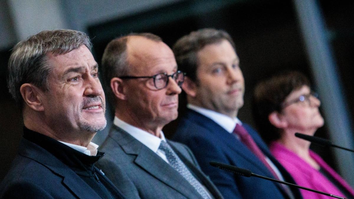 Dass bei den Sondierungsgespr&auml;chen von Union und SPD - hier in Person von Markus S&ouml;der, Friedrich Merz, Lars Klingbeil und Saskia Esken - Vorschl&auml;ge der Gr&uuml;nen geklaut werden, veranlasste Gr&uuml;nen-Politiker Ricarda Lang zu bei&szlig;endem Spott. (Foto)