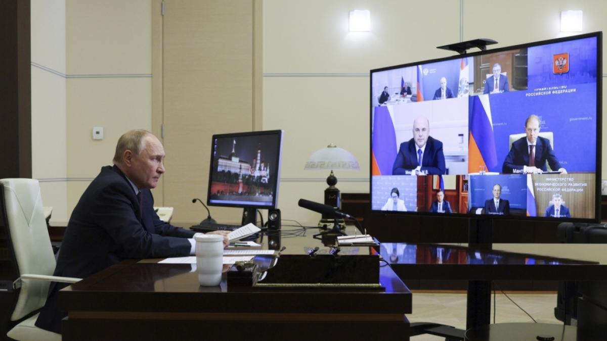 Aufnahmen zeigen den russischen Pr&auml;sidenten Wladimir Putin bei einer Videokonferenz. (Foto)