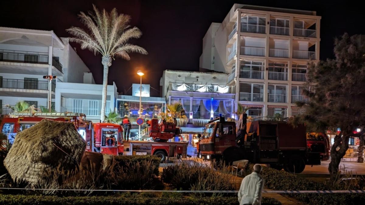 Ein Restaurant an der Playa de Palma auf Mallorca ist eingest&uuml;rzt. Mindestens vier Menschen wurden get&ouml;tet, weitere 16 verletzt. (Foto)