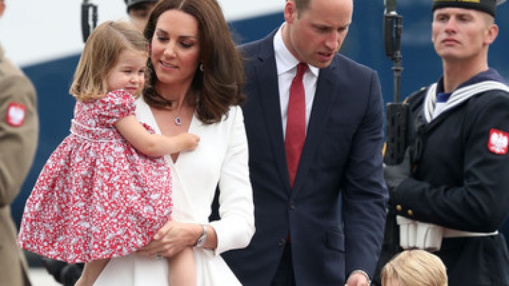 Prinz William, seine Frau Herzogin Kate und ihre beiden Kinder Prinz George und Prinzessin Charlotte, landen auf dem Flughafen in Warschau.