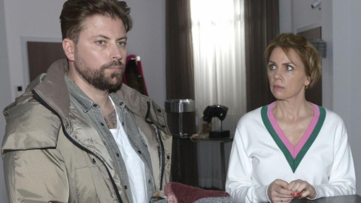 John (Felix von Jascheroff) und Yvonne (Gisa Zach) wollen die Hoffnung um Laura nicht aufgeben. (Foto)