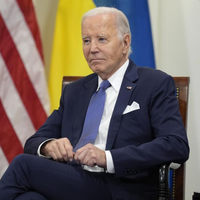 US-Präsident irrt 30 Sekunden völlig verwirrt auf Bühne umher