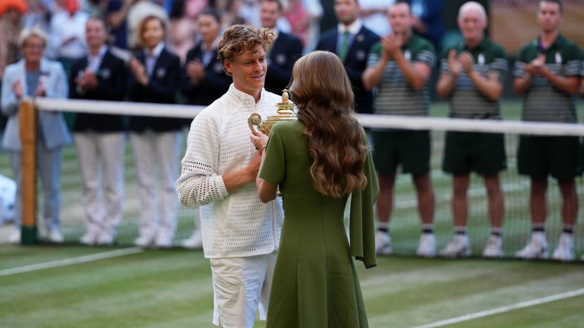 Jannik Sinner erh&auml;lt nach seinem Final-Triumph gegen Alexander Zverev die Wimbledon-Siegertroph&auml;e von Prinzessin Kate. (Foto)