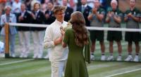 Jannik Sinner erhält nach seinem Final-Triumph gegen Alexander Zverev die Wimbledon-Siegertrophäe von Prinzessin Kate.