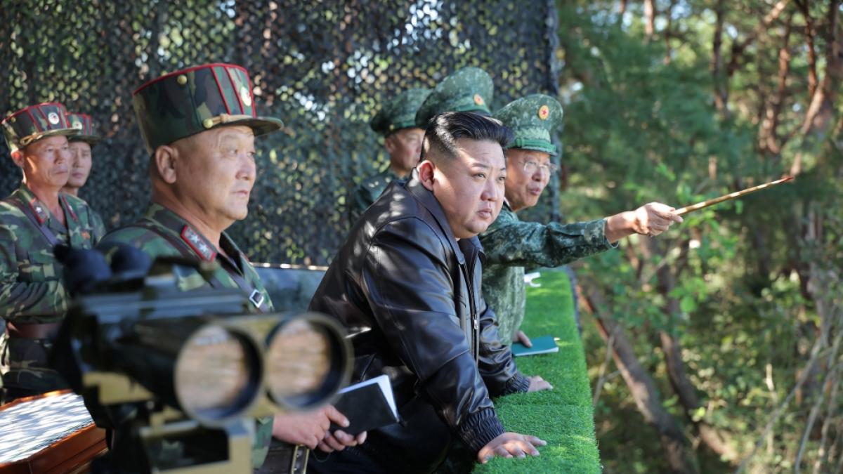Nordkoreas Machthaber Kim Jong-un, bei der Inspektion einer milit&auml;rischen Spezialeinheit. (Foto)