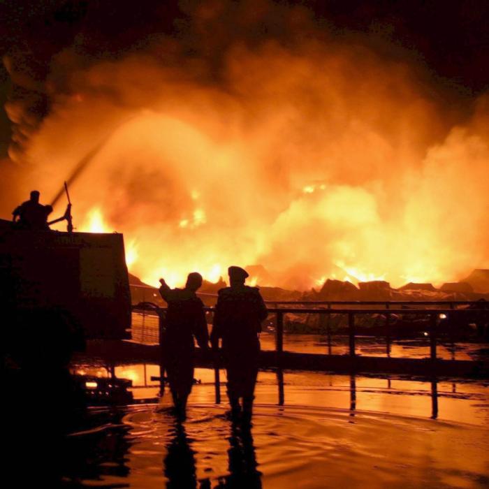 Gigantischer Feuerball! Öldepot steht in Flammen - Brandserie immer schlimmer