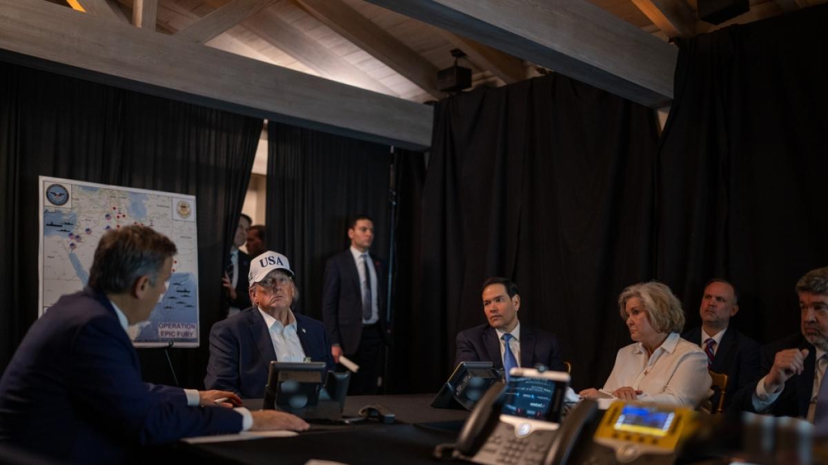 Donald Trump und sein Team im improvisiertem Lagezentrum in Mar-a-Lago. (Foto)