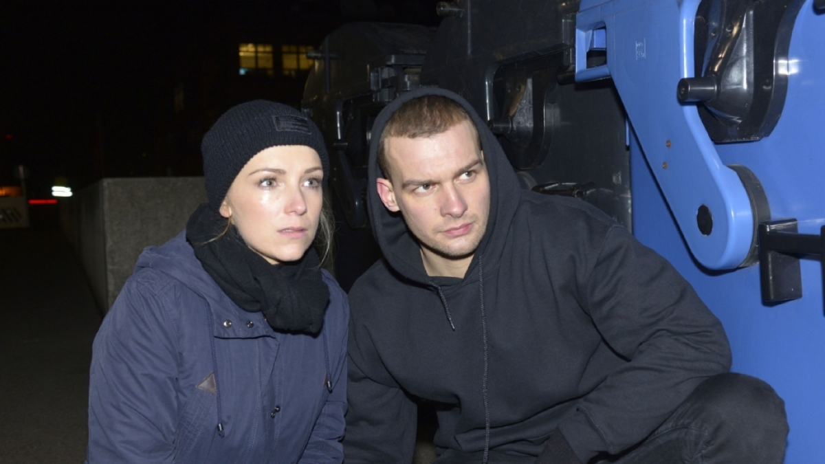 Lilly (Iris Mareike Steen) und Chris (Eric Stehfest) sind zur Helplet-Zentrale gefahren. (Foto)