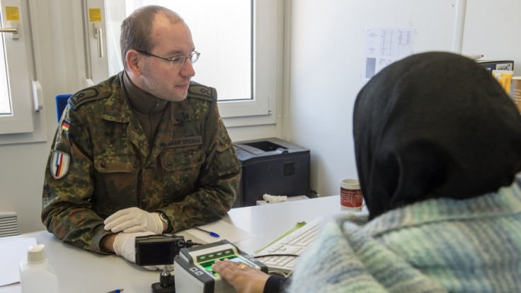 In Deutschland könnten sich momentan eine halbe Million unregistrierte Flüchtlinge aufhalten. Auf dem Symbolbild: Eine Asylsuchende aus Syrien lässt sich in Erding registrieren.
