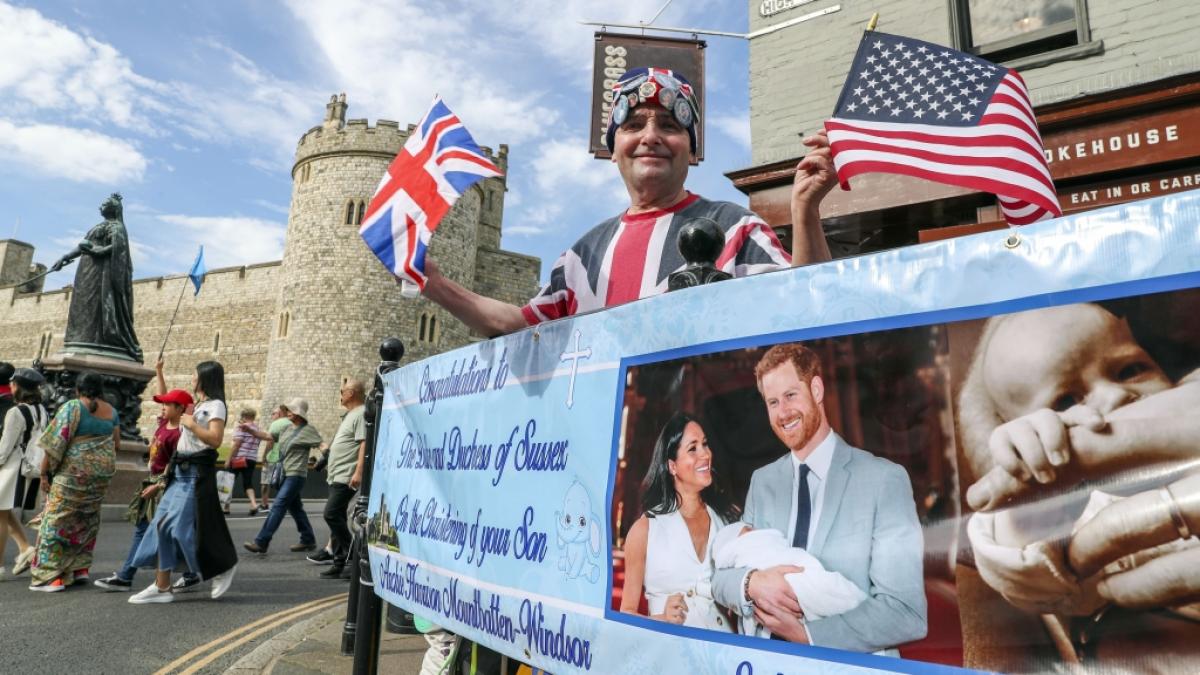 Fans der britischen Königsfamilie warteten schon vor der Taufe von Baby Archie ganz aufgeregt auf die britische Königsfamilie. (Foto)