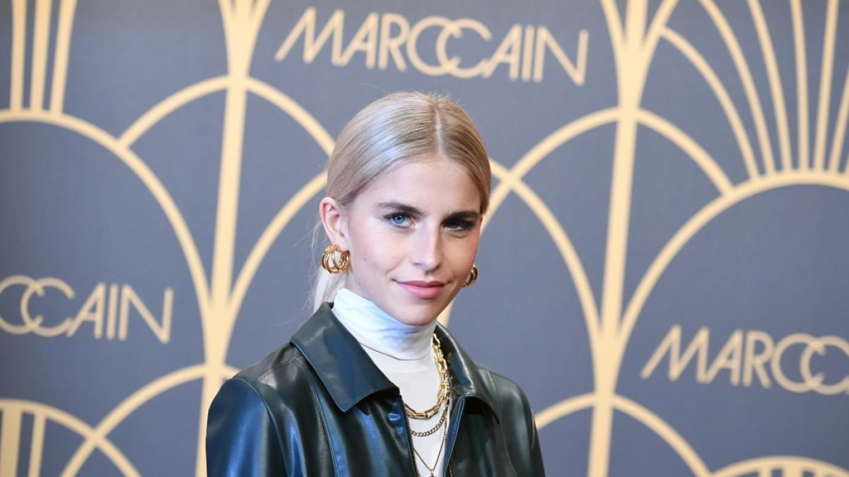 Caro Daur &uuml;berrascht Fans im winzigen Minirock. (Foto)