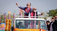 Narendra Modi (r), Premierminister von Indien, und Bundeskanzler Friedrich Merz besuchen ein Drachenfestival.
