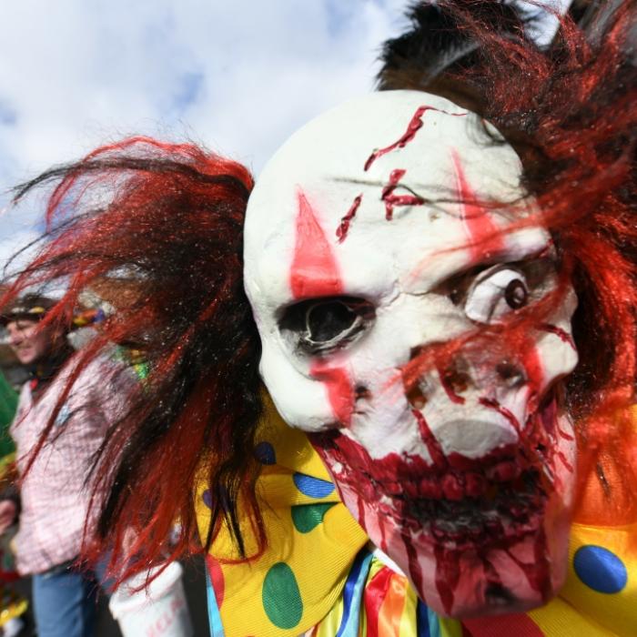 Betrunkener Horror-Clown bedroht Reisende - Festnahme!