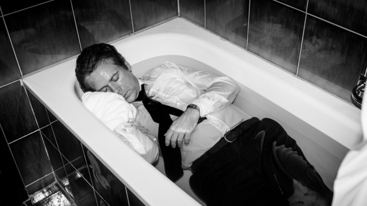 Ein bis heute unvergessenes Bild: Uwe Barschel (Matthias Matschke) tot in der Badewanne des Genfer Hotels