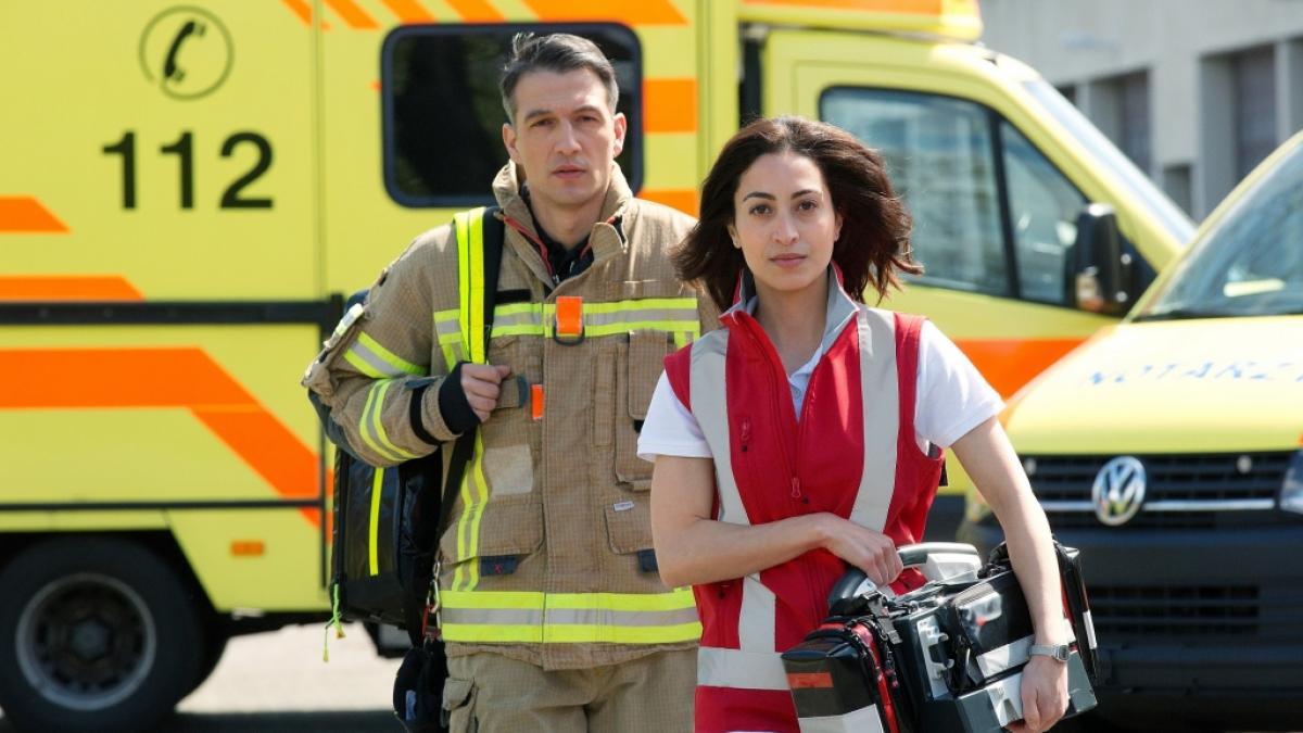 Schauspieler Max Hemmersdorfer (l.) als Feuerwehrmann Markus Probst gemeinsam mit Kollegin Sabrina Amali als Not&auml;rztin Dr. Nina Haddad in einer Szene aus "Die Not&auml;rztin". (Foto)