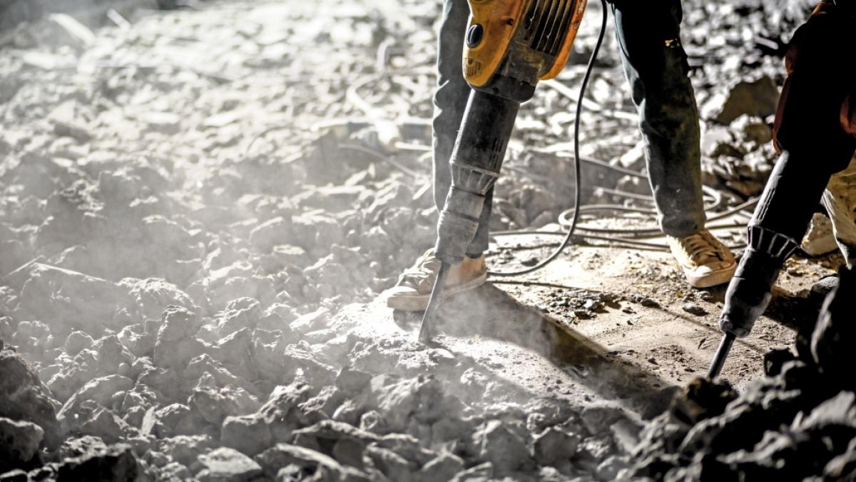 Auf der Suche nach dem zweij&auml;hrigen &Eacute;mile zerst&ouml;ren Ermittler derzeit eine Betonplatte (Symbolbild). (Foto)