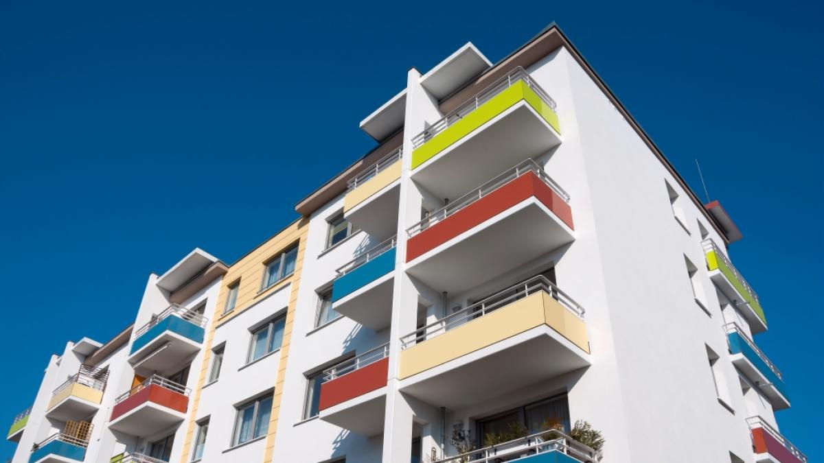 In N&uuml;rnberg ist eine Zw&ouml;lfj&auml;hrige von einem Balkon. (Symbolfoto) (Foto)
