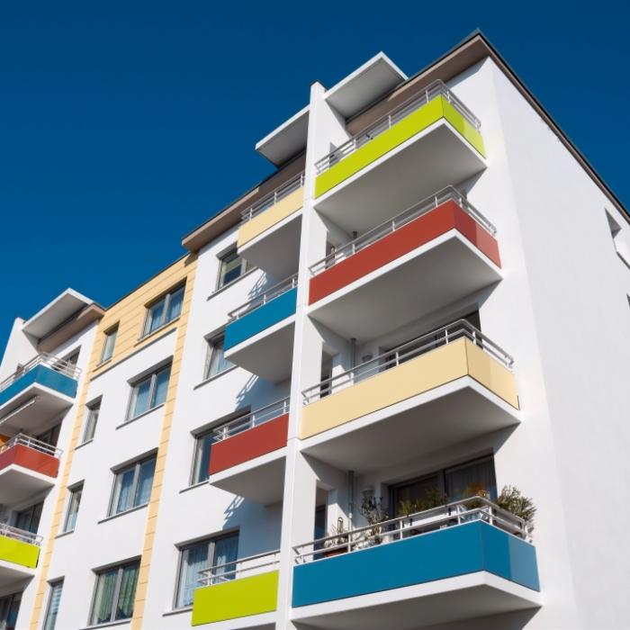 Aus dem 5. Stock! 12-Jährige von Balkon in den Tod gestürzt