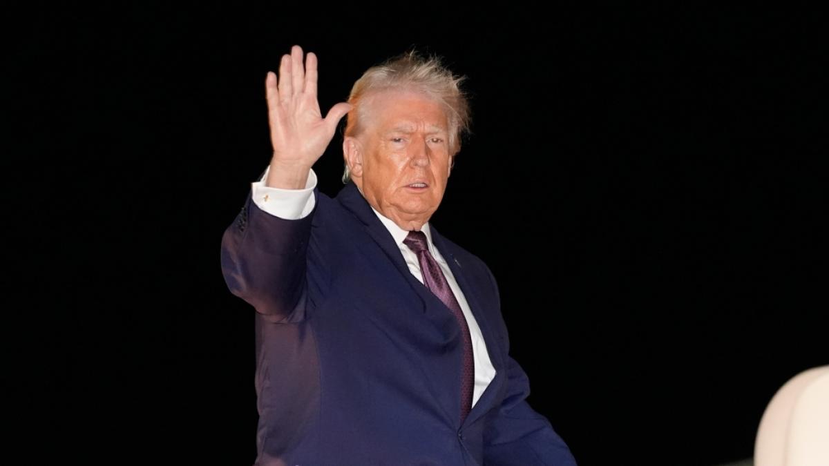 Donald Trump hatte M&uuml;he, die Treppe hinabzusteigen. (Foto)