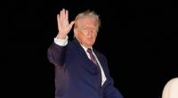 Donald Trump hatte Mühe, die Treppe hinabzusteigen.