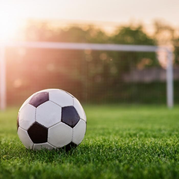 Schiedsrichter sticht Fußballer (21) nieder! Video zeigt Tumult