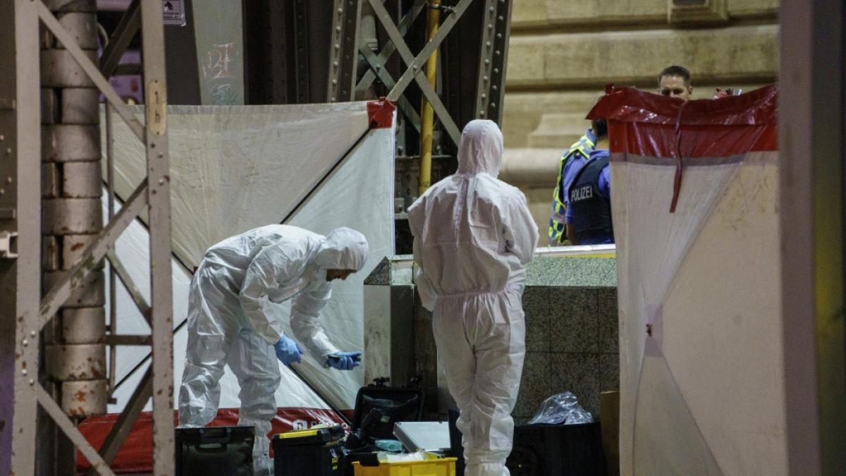 Die Spurensicherung ist am Gleis 8 - 10 im Einsatz. (Foto)