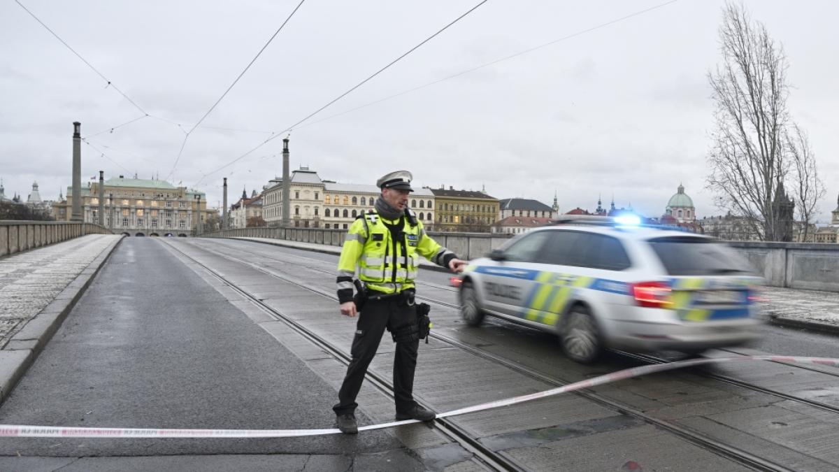 Ein Polizist sichert die Manes-Br&uuml;cke in Prag ab. An der Karls-Universit&auml;t in der tschechischen Prag sollen Sch&uuml;sse gefallen sein. Laut Polizei gab es mehrere Tote und Verletzte. (Foto)