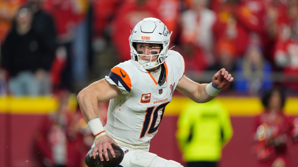 Bo Nix von den Denver Broncos l&auml;uft mit dem Ball, am 25.12.2025. (Symbolbild) (Foto)