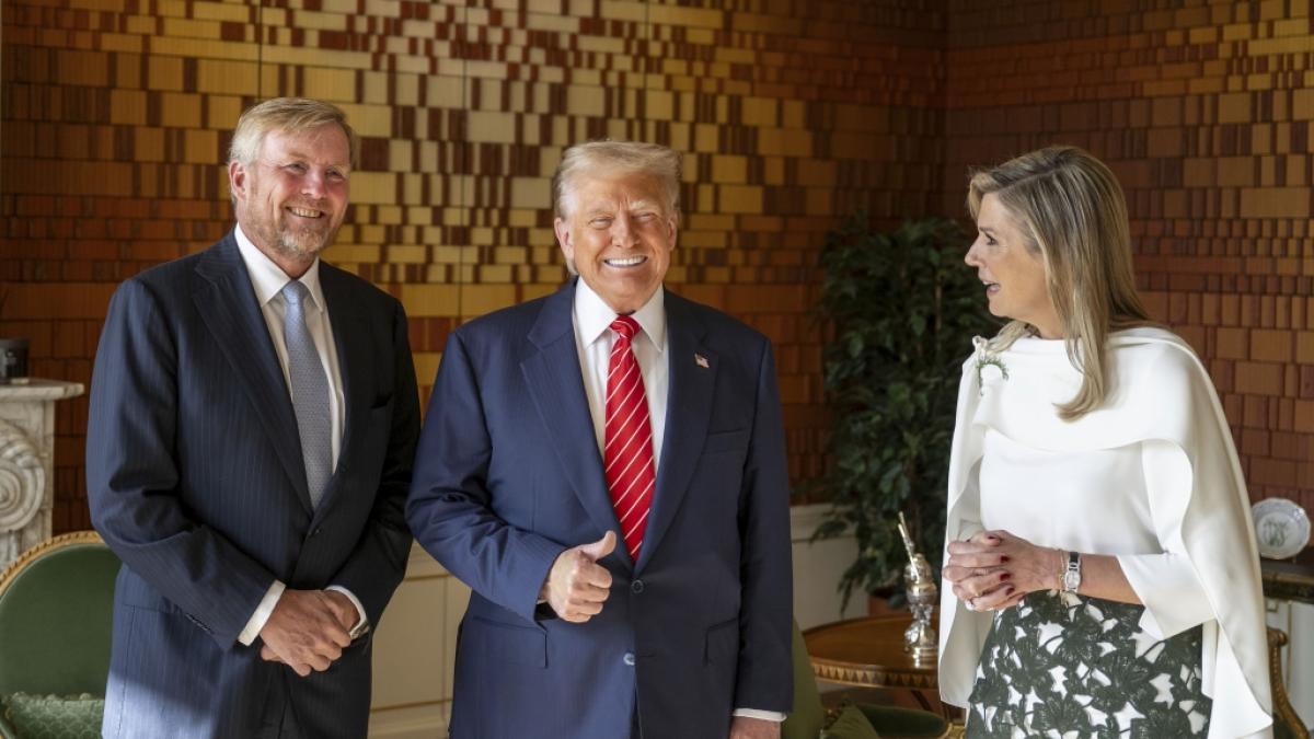 Donald Trump (Mitte) posiert mit Willem-Alexander (l.) und M&aacute;xima f&uuml;r ein gemeinsames Foto. Machte sich die niederl&auml;ndische K&ouml;nigin dabei &uuml;ber den US-Pr&auml;sidenten lustig? (Foto)