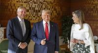 Donald Trump (Mitte) posiert mit Willem-Alexander (l.) und Máxima für ein gemeinsames Foto. Machte sich die niederländische Königin dabei über den US-Präsidenten lustig?