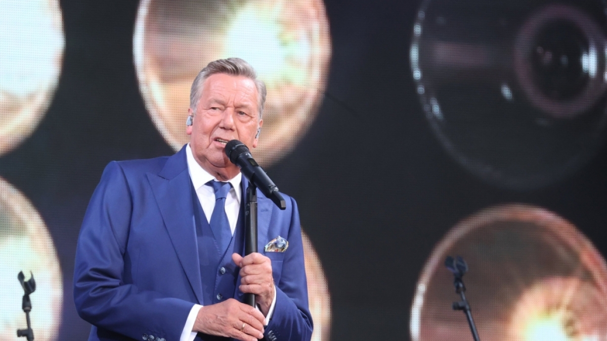 Der deutsche Schlagers&auml;nger Roland Kaiser singt auf der B&uuml;hne. (Foto)