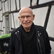 Günter Wallraff steht in Odenthal-Blecher (NRW) vor dem Fachwerkhaus, in dem er als kleiner Junge bis 1946 wohnte.